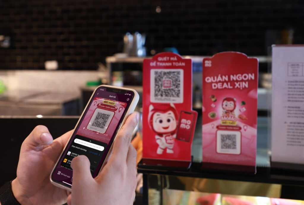 Màn hình điện thoại hiển thị thao tác thanh toán bằng mã QR