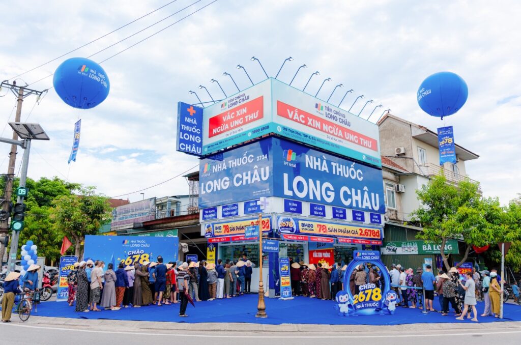 Giỏ hàng thực phẩm và đồ dùng gia đình tại siêu thị