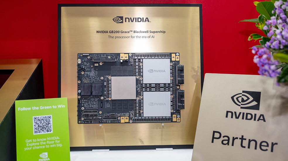GPU máy chủ AI kết hợp với các mô-đun bộ nhớ HBM tốc độ cao