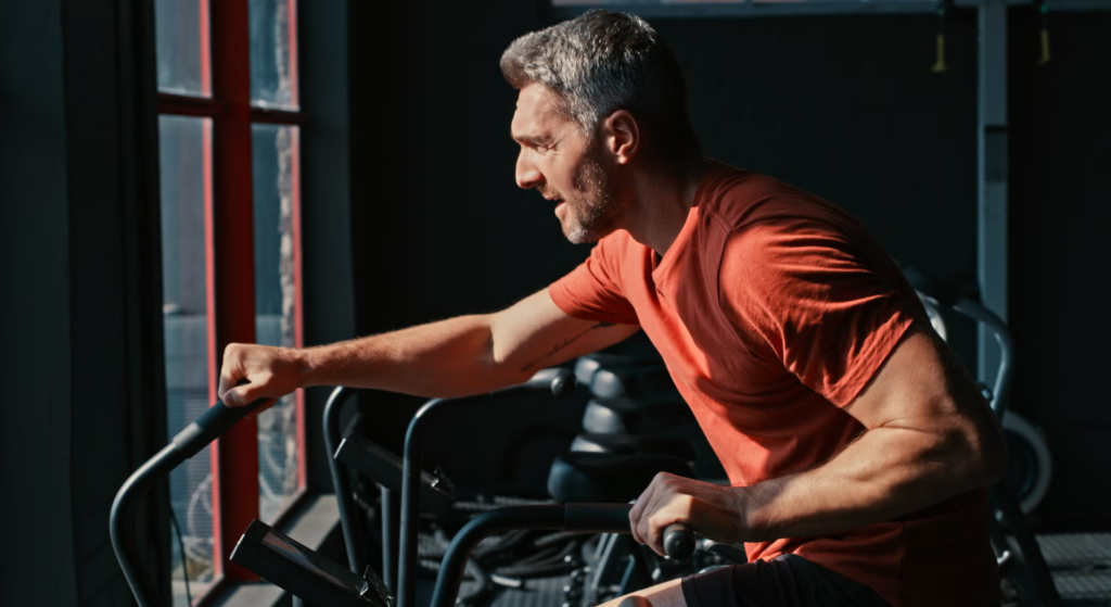 Người tập gym rèn sức mạnh cho các nhóm cơ chính