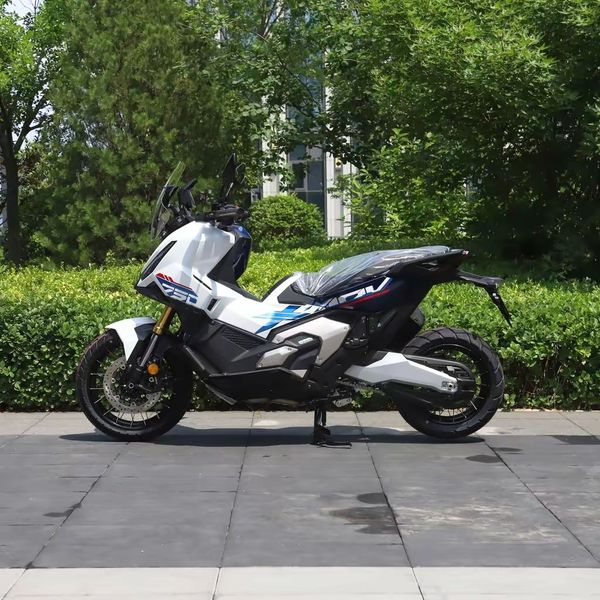 Cận cảnh động cơ hai xi-lanh và khu vực truyền động của Honda X-ADV 750