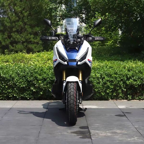 Honda X-ADV 750 di chuyển trên đoạn đường sỏi đá