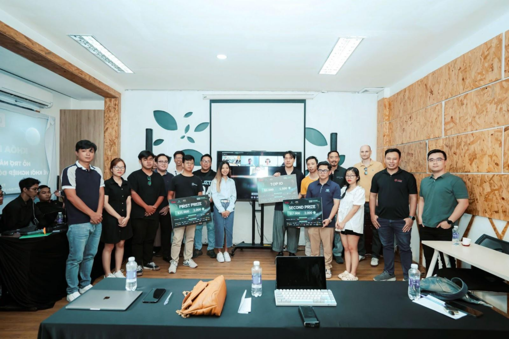 Đại diện ban tổ chức và các chuyên gia tại sự kiện U2U Spring Hackathon