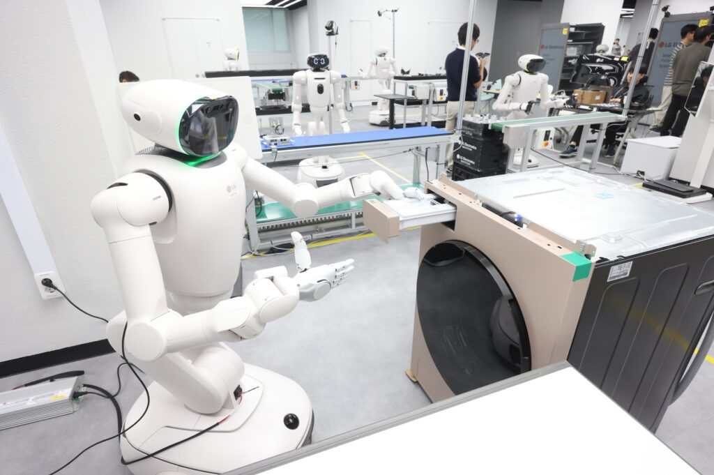 Robot quản gia LG CLOiD hoạt động trong không gian mô phỏng