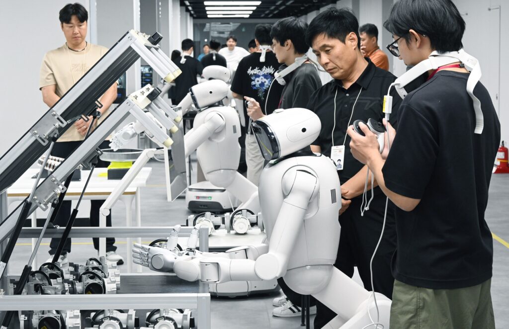 Robot thực hành nhiệm vụ trong môi trường nhà ở