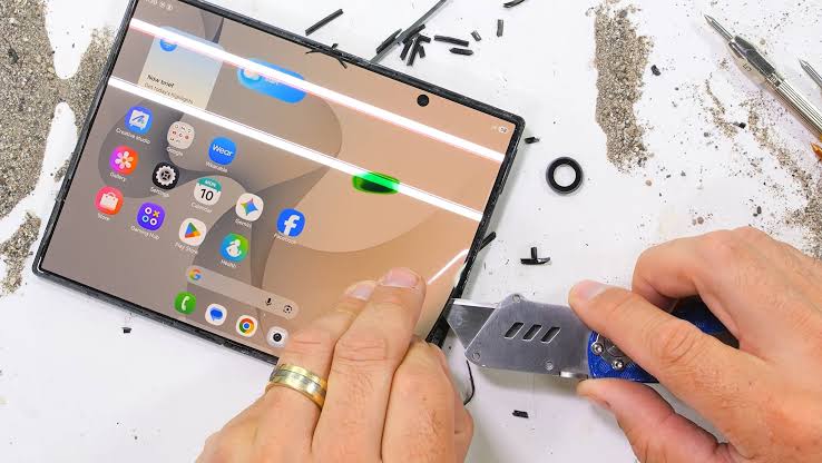 Thân máy Galaxy Z Fold 8 Ultra bị cong nhẹ trong bài kiểm tra