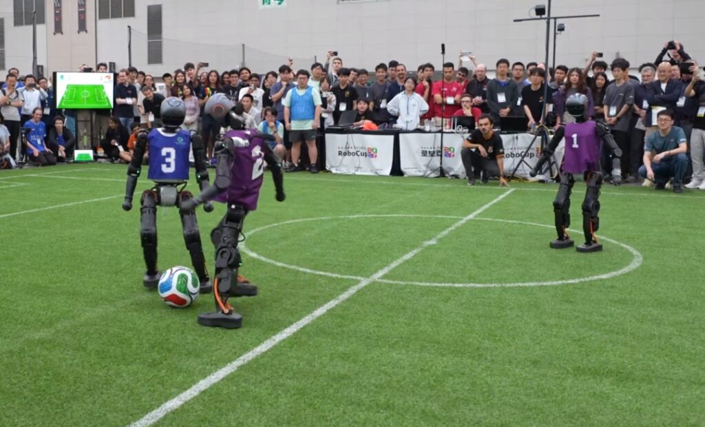 Các thành viên đội robot Trung Quốc theo dõi trận đấu bên ngoài sân