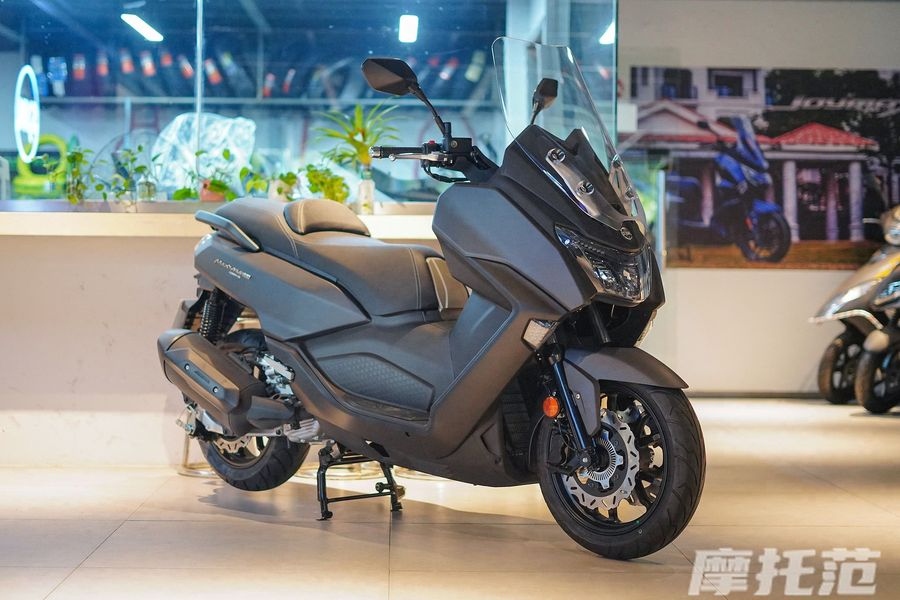 Cận cảnh khu vực khung gầm và hệ thống phuộc trước của SYM MaxSym 400