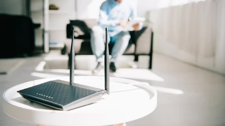 Bộ phát WiFi đặt trên kệ cao trong không gian thông thoáng