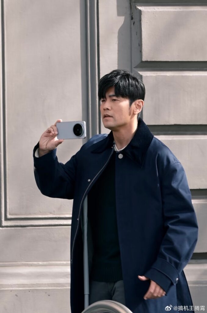 Cận cảnh vị trí ống kính tele phía trên cụm camera của điện thoại vivo