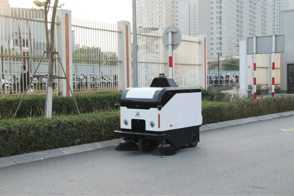 Nhân viên theo dõi robot giao hàng tự hành từ hệ thống giám sát từ xa