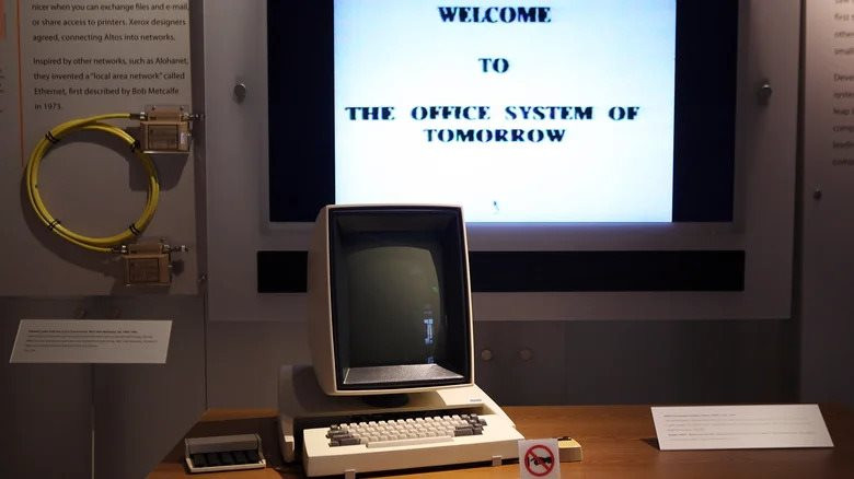 Máy đánh chữ điện IBM Selectric II với quả cầu chữ tháo rời