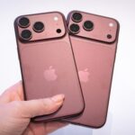 Khách hàng hoàn tất đặt cọc iPhone mới tại hệ thống bán lẻ