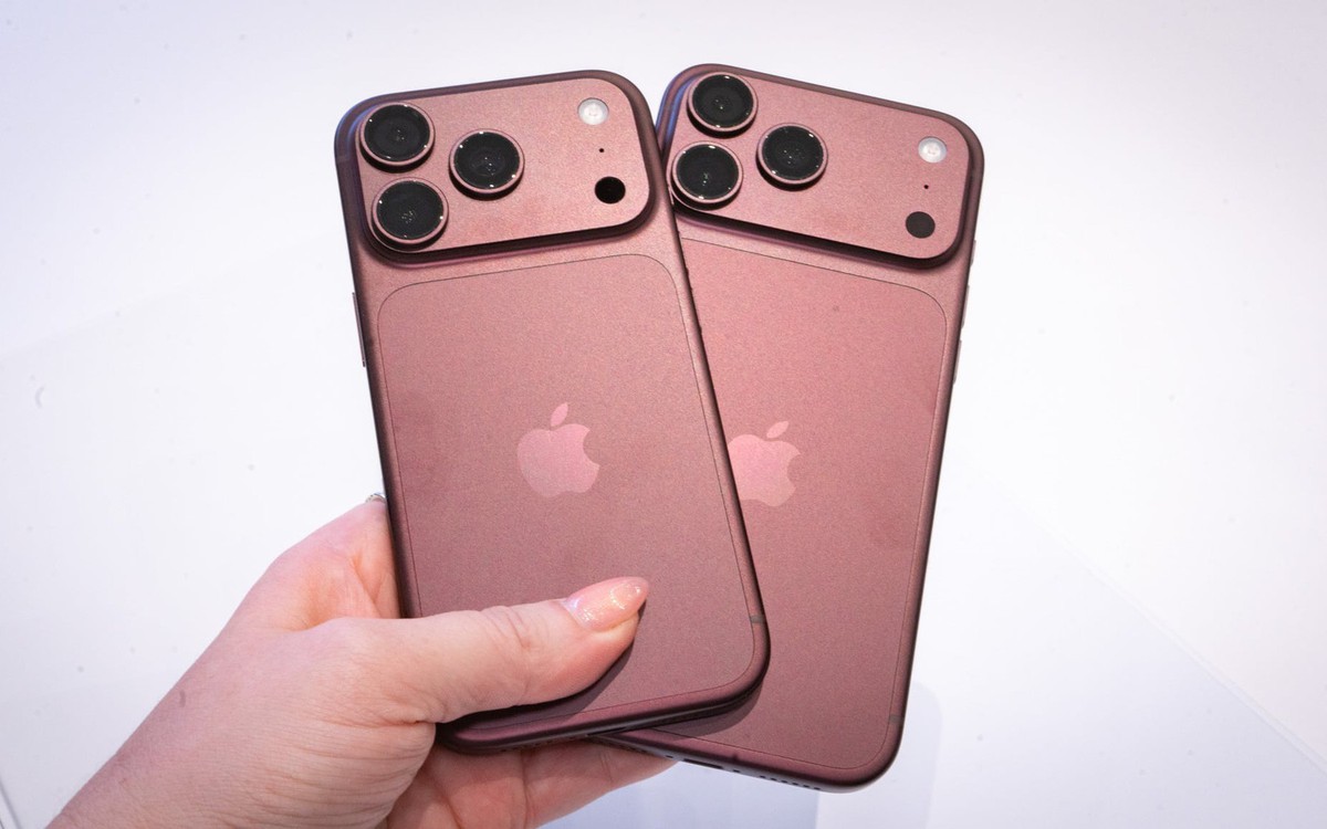 Khách hàng hoàn tất đặt cọc iPhone mới tại hệ thống bán lẻ