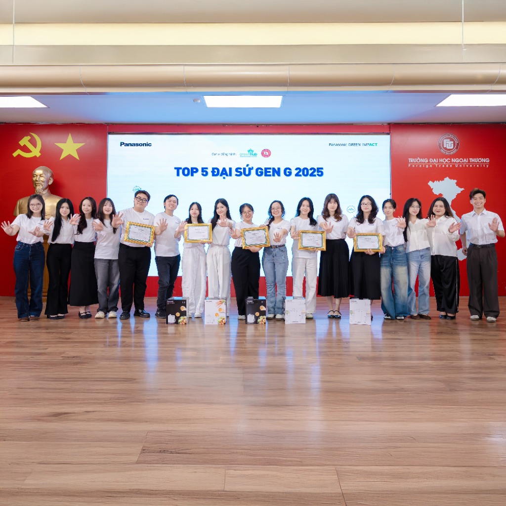 Hoạt động trồng cây và trao tặng đèn năng lượng mặt trời cho cộng đồng