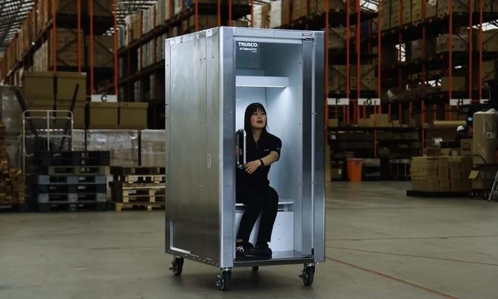 Một người ngồi bên trong thiết bị làm mát Do Hiemon Box