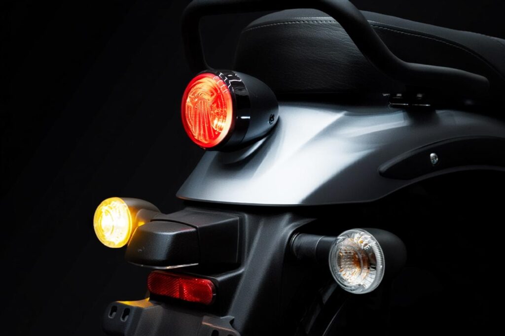 Cụm đồng hồ hybrid và tay lái của Suzuki GN160