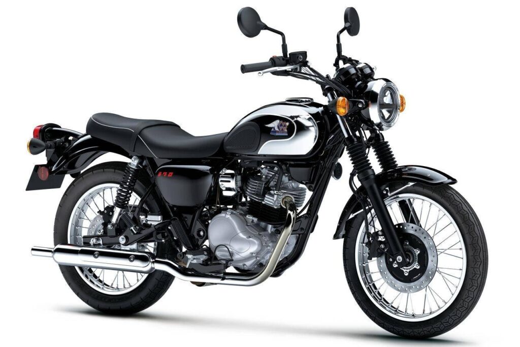Kawasaki W230 với khung thép và chắn bùn kim loại