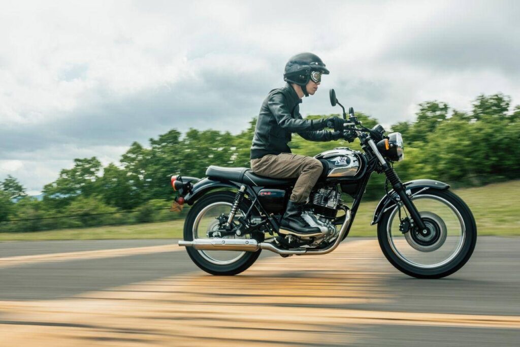 Động cơ xi-lanh đơn 233cc làm mát bằng không khí trên Kawasaki W230