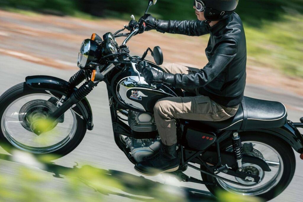 Kawasaki W230 mang thiết kế cổ điển với bình xăng hình giọt nước