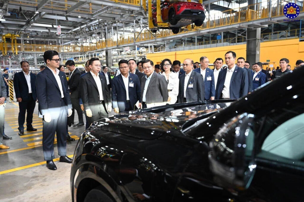 Ông Phạm Nhật Quân Anh giới thiệu dây chuyền lắp ráp ô tô điện VinFast