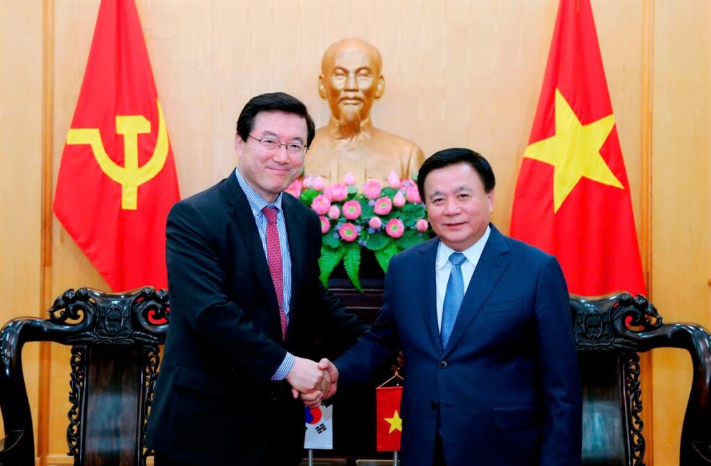 Đại diện Việt Nam tiếp đón Giáo sư Young-Sup Joo tại Hà Nội