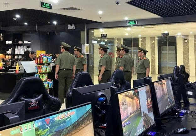 Người dùng rà soát các ứng dụng đang cài đặt trên máy tính