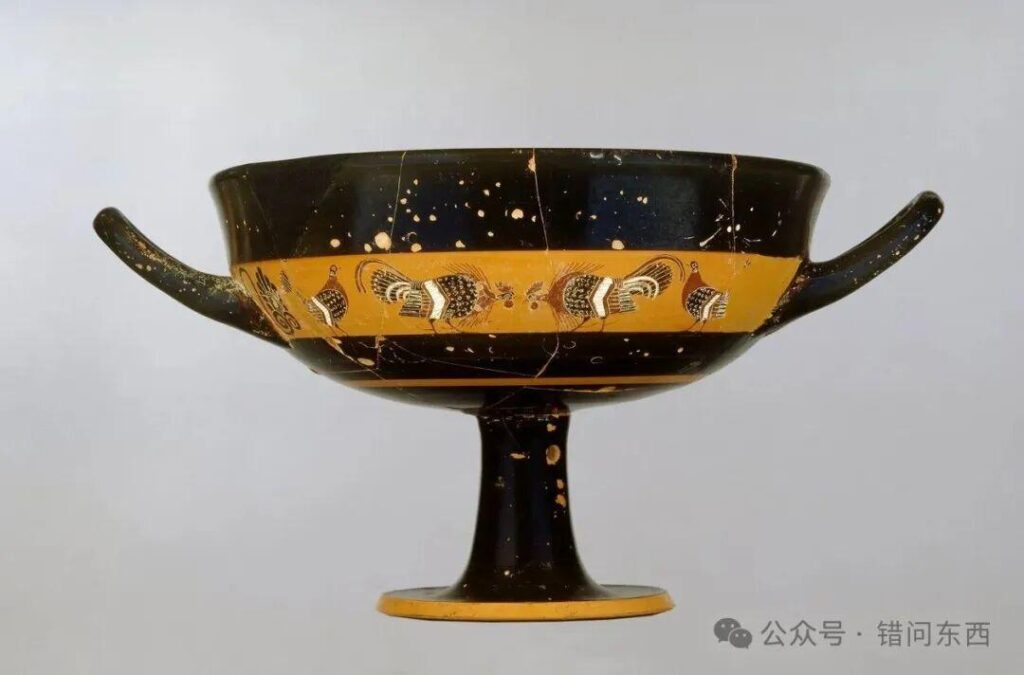 Nhiều con gà tập trung trong khu vực trang trại
