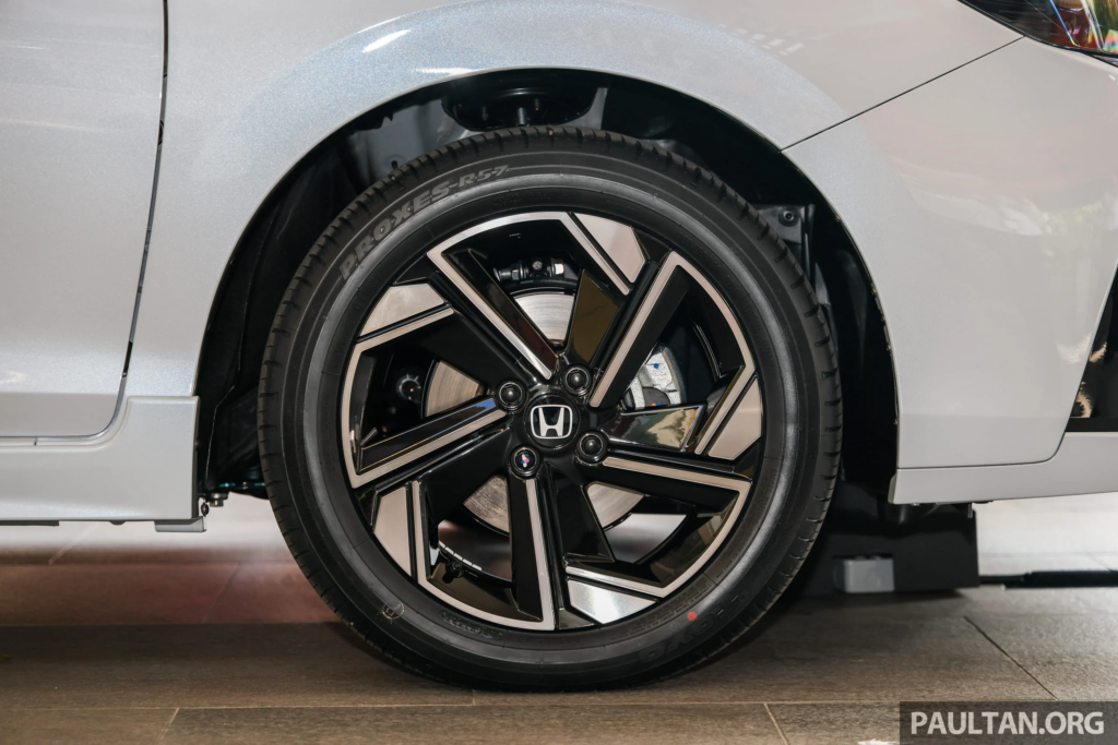 Hàng ghế trước với thiết kế bọc ghế mới trên Honda City RS