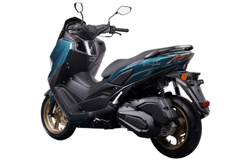 Modenas Elit 150S nhìn từ bên hông với sàn để chân dài