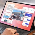 Galaxy Tab S11 Ultra đặt trên bàn với màn hình lớn hiển thị giao diện làm việc