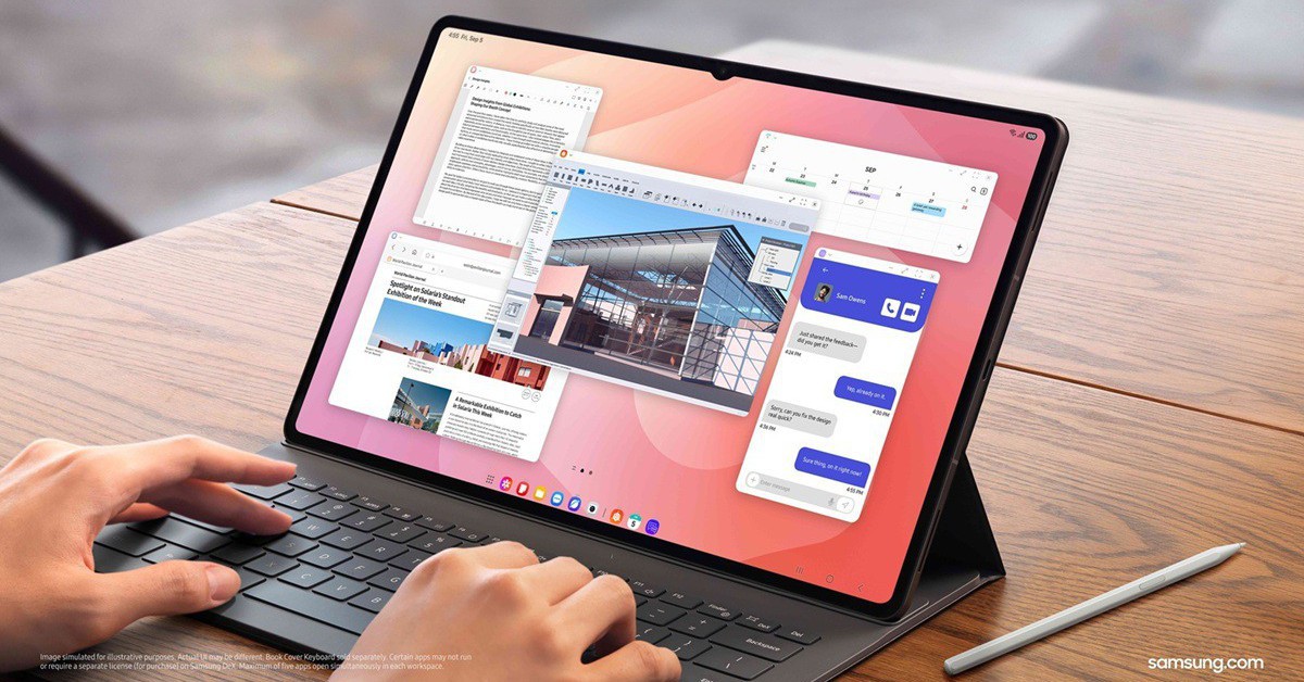 Galaxy Tab S11 Ultra đặt trên bàn với màn hình lớn hiển thị giao diện làm việc