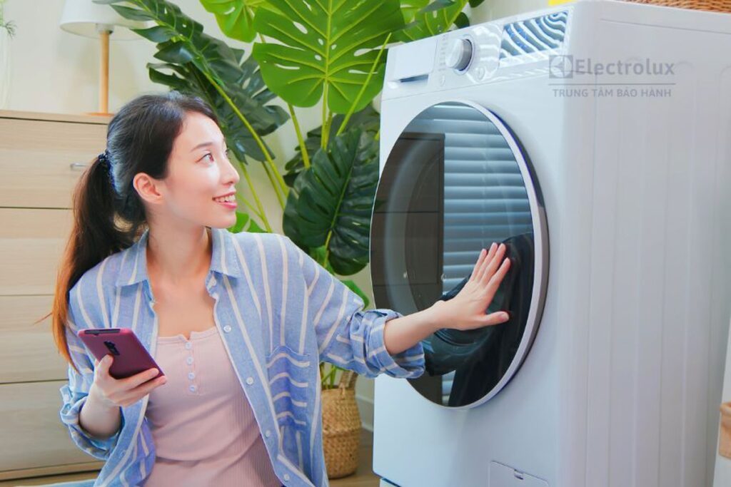 Kỹ thuật viên vệ sinh và kiểm tra dàn lạnh điều hòa