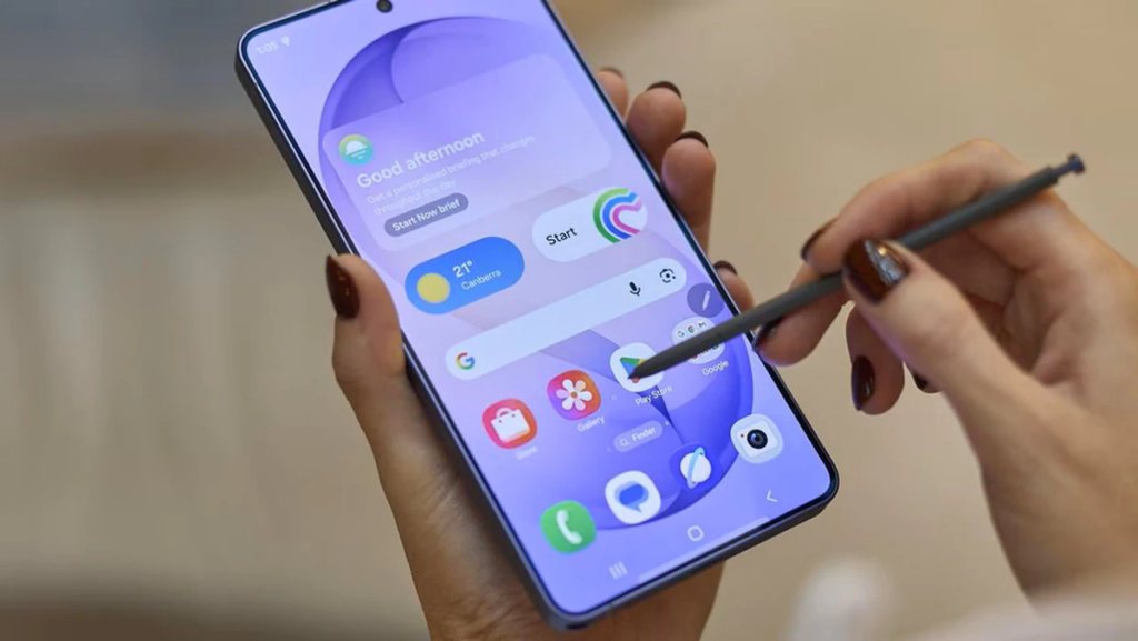 Galaxy S26 Ultra đi kèm bút S Pen trên nền màn hình lớn