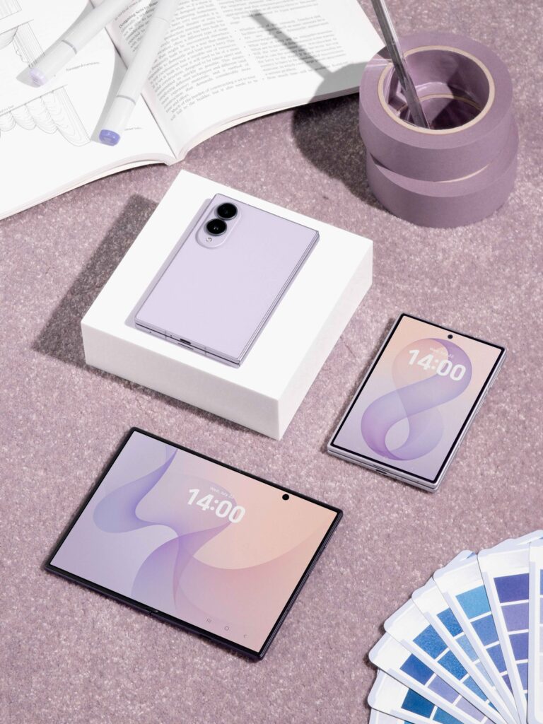 Galaxy Z Fold8 gập lại, hiển thị màn hình ngoài rộng hơn