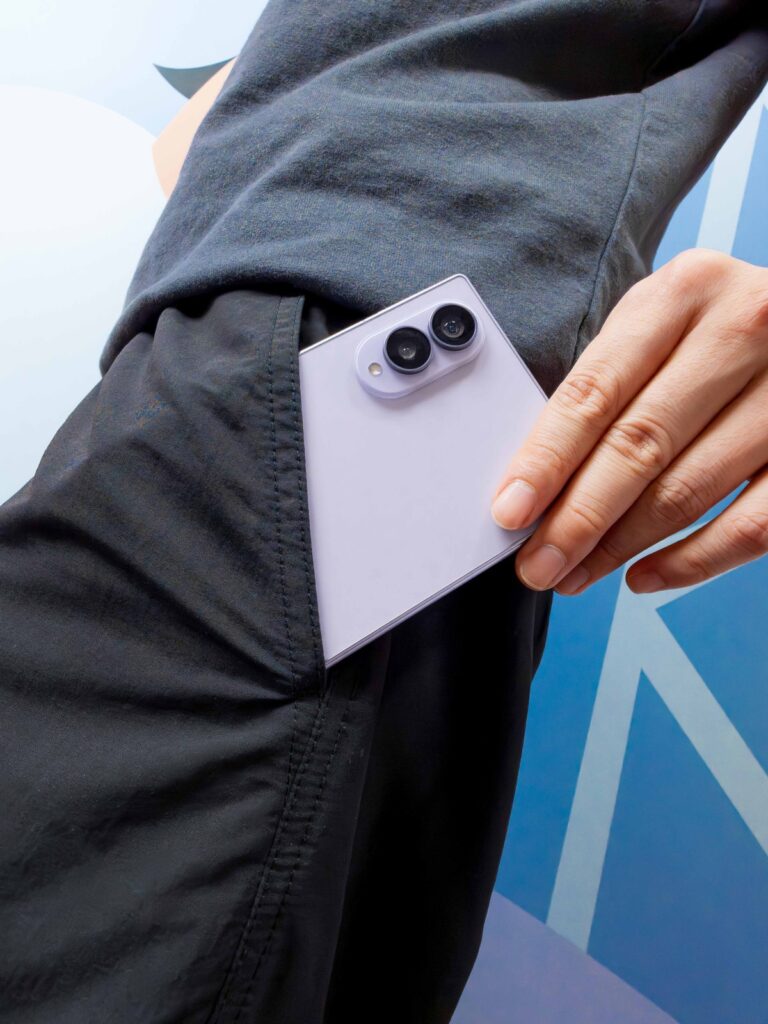 Cận cảnh cấu trúc màn hình Flex Titanium trên Galaxy Z Fold8
