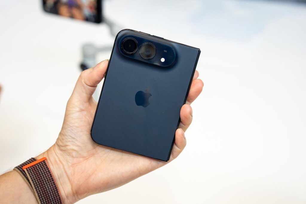 Cạnh bên iPhone Duo với nút nguồn tích hợp Touch ID