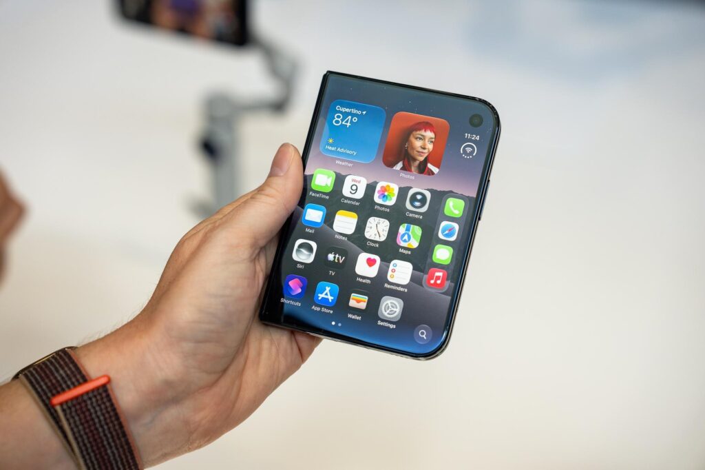 iPhone Duo ở trạng thái gập với màn hình ngoài