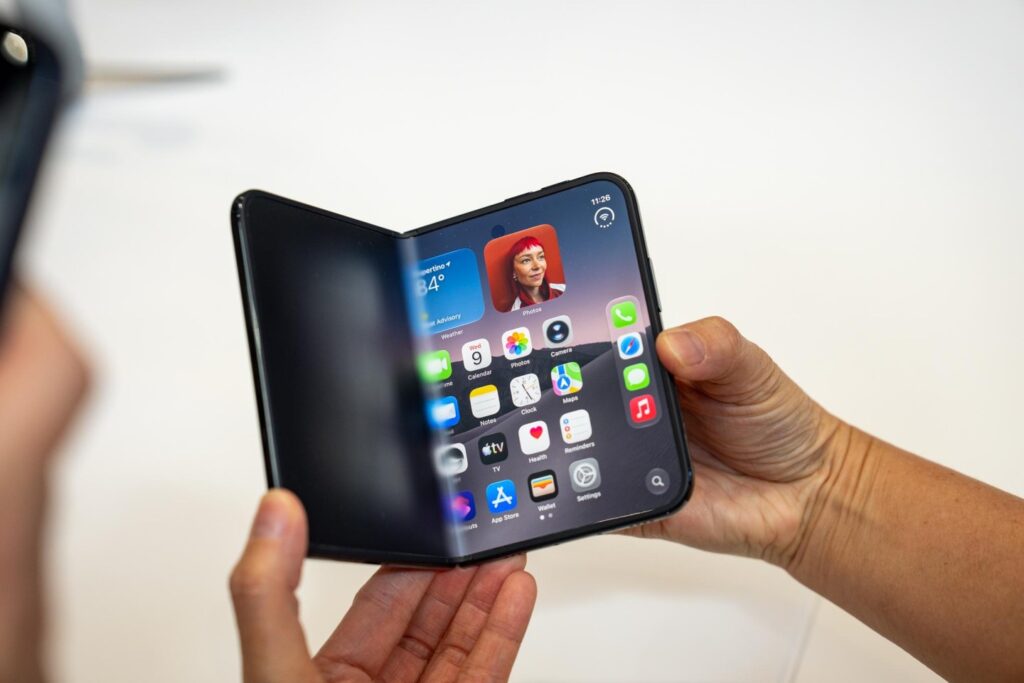 Màn hình trong 7,6 inch của iPhone Duo hiển thị giao diện iOS 27