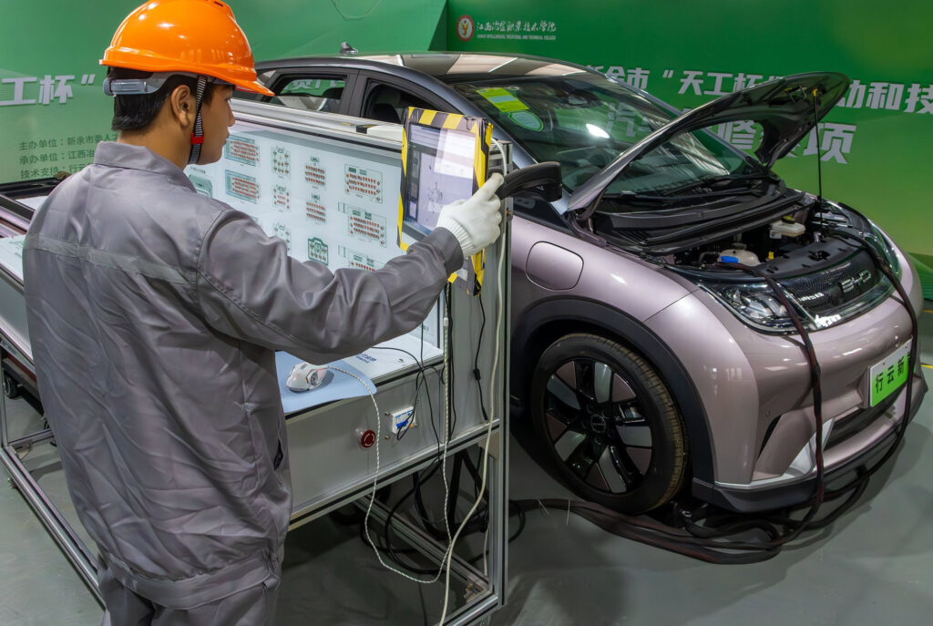 Kỹ thuật viên kiểm tra bộ pin của ô tô điện
