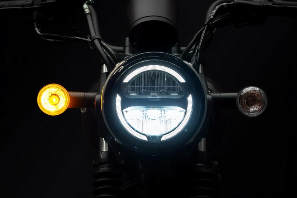 Suzuki GN160 nhìn từ bên hông với bình xăng hình giọt nước