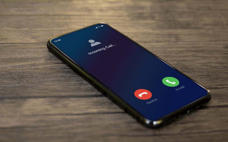 Màn hình iPhone hiển thị tùy chọn thoại và dữ liệu di động