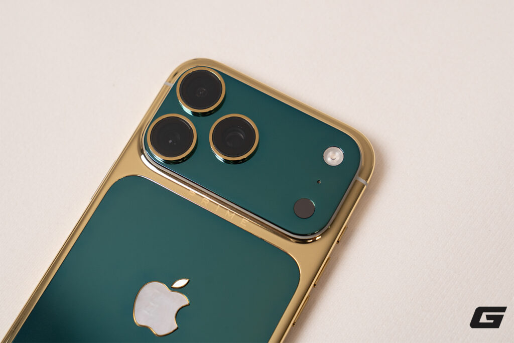 Logo Apple bằng titanium trên mặt lưng phiên bản bespoke