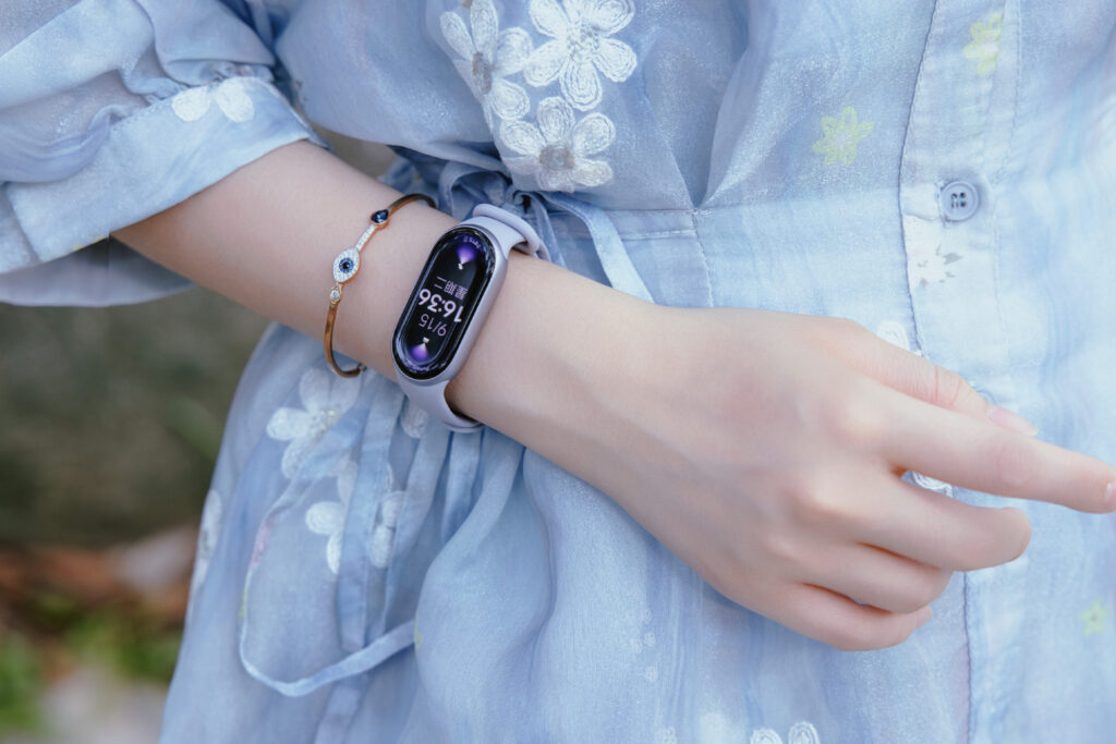 Xiaomi Smart Band 11 cùng hộp sản phẩm và phụ kiện đi kèm