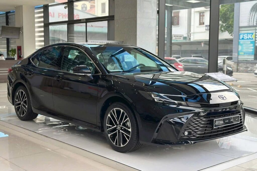 Màn hình hiển thị thông tin các phiên bản Toyota Camry