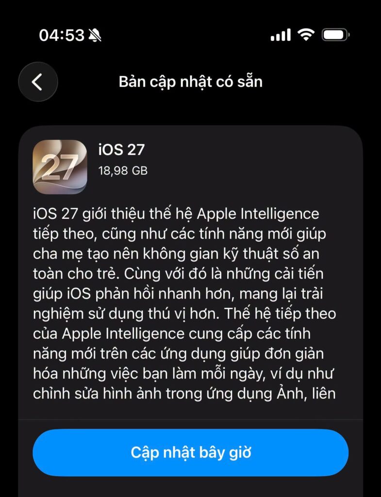 Người dùng thao tác trên iPhone 11 sau khi nâng cấp hệ điều hành