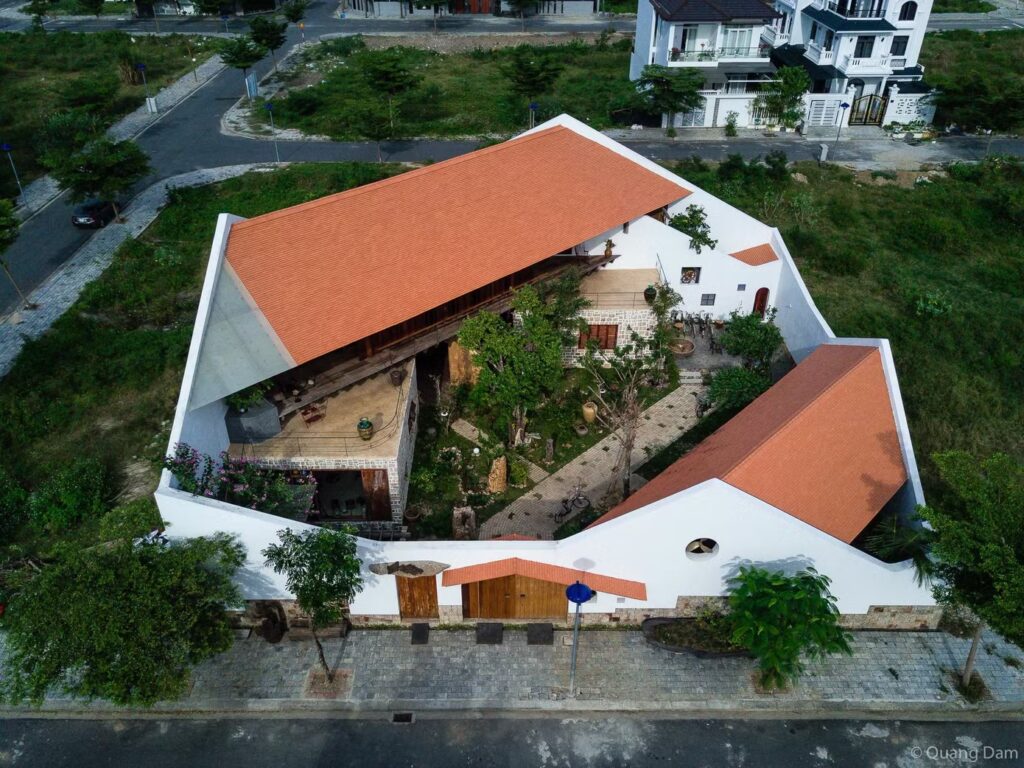 Không gian tầng hai gợi hình ảnh nhà sàn Bắc Bộ với hàng hiên