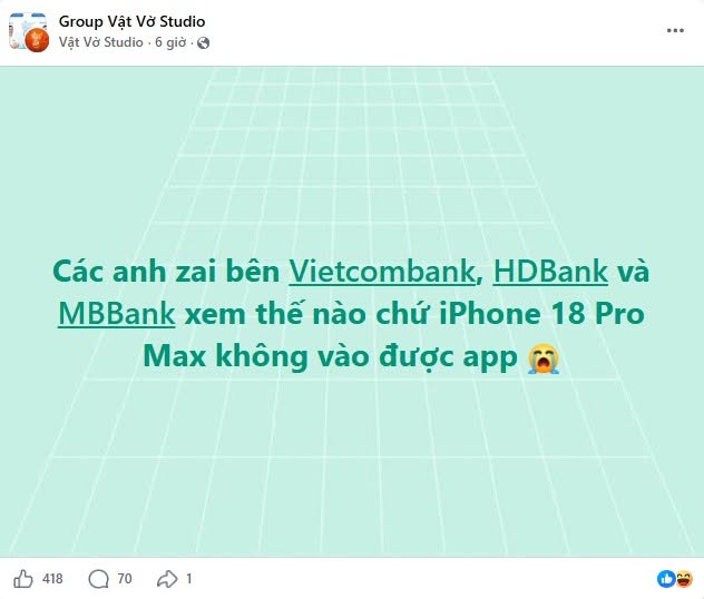 Khách hàng nhận iPhone 18 Pro series tại cửa hàng bán lẻ