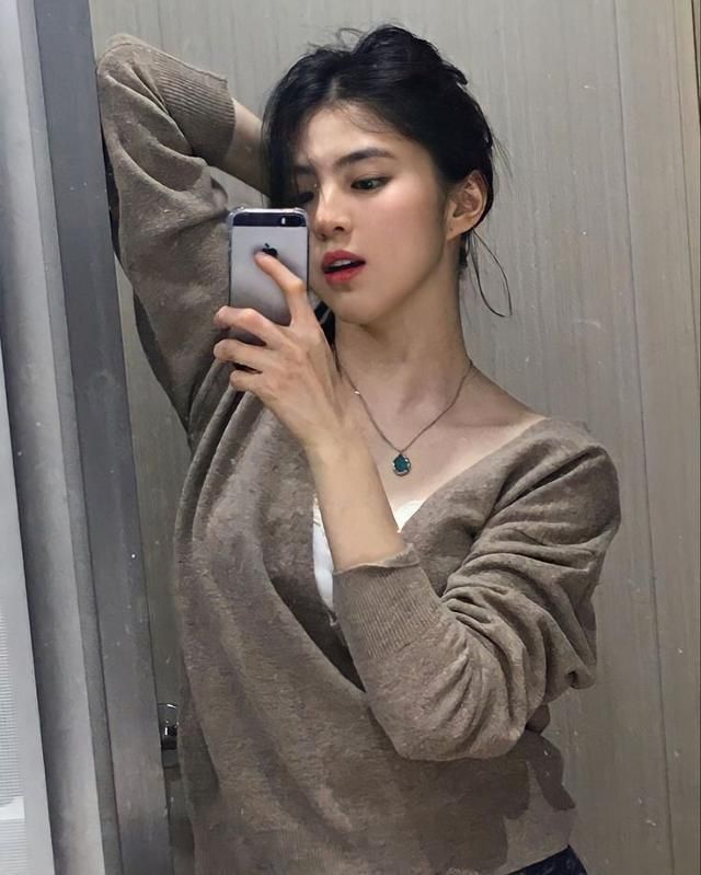 Han So-hee tạo dáng cùng iPhone SE thế hệ đầu