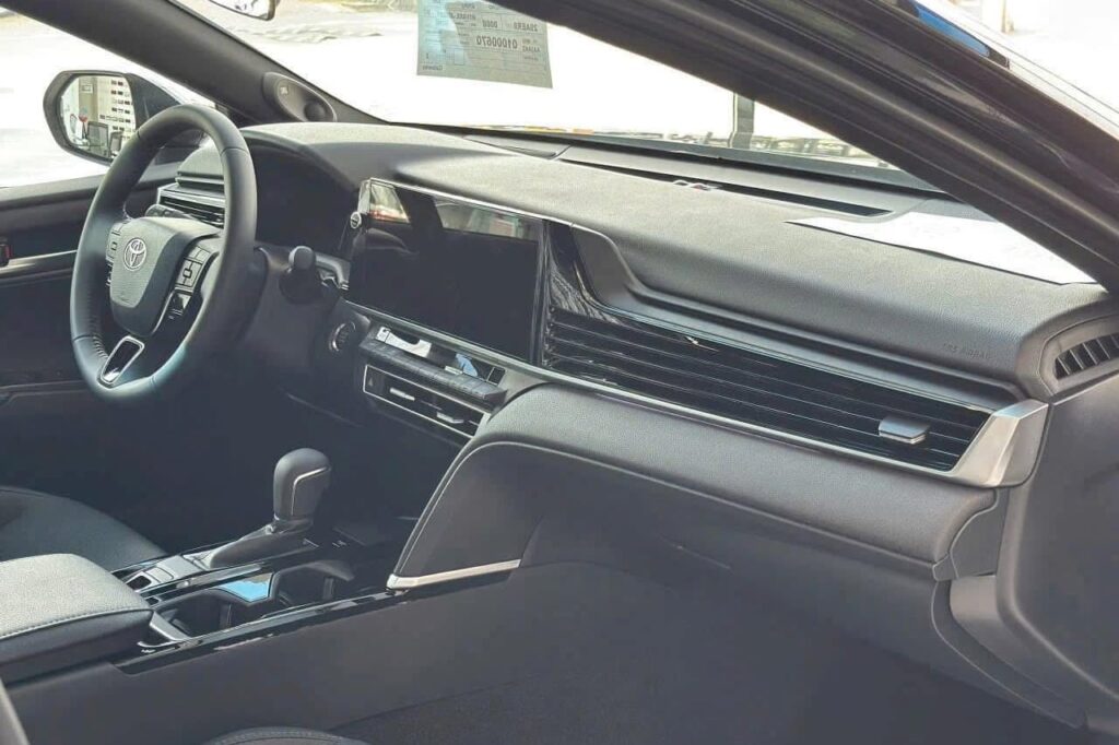Bảng số liệu doanh số Camry bản xăng và hybrid tháng 8
